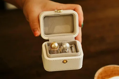 Vista 3 de neopai Joyero pequeño de viaje para 4 anillos, anillo de viaje para mujeres y hombres, caja de almacenamiento de anillos multiranura (blanco)
