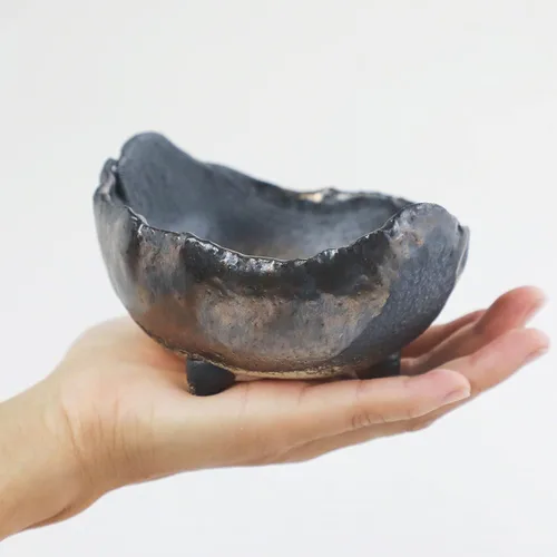 Vista 5 de Maceta de bonsái japonesa artesanal en forma de media luna de la serie Banko de Wazakura 4.72 in (120 mm), maceta de jardín de cerámica sin esmaltar
