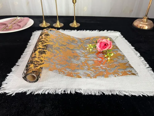 Vista 2 de Camino de mesa negro y dorado de 11 pulgadas x 49 pies de malla dorada metálica para despedida de soltera, comedor, boda, fiesta, decoración de mesa