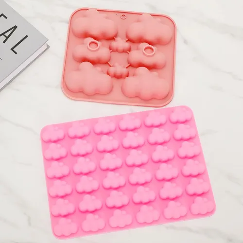 Vista 4 de Paquete de 3 moldes de silicona en forma de nube 3D, bandeja antiadherente para cubitos de hielo, molde de fondant para chocolate, dulces, jabón