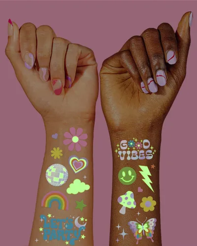 Vista 3 de xo, Fetti Groovy Disco que brilla en la oscuridad + tatuajes temporales de aluminio – 82 piezas Suministros de fiesta de cumpleaños Flower Power
