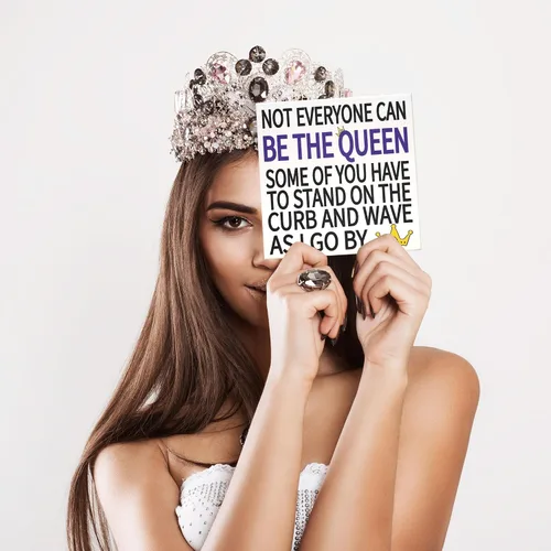 Vista 4 de JennyGems Letreros divertidos – Not Everyone Can Be The Queen, Some of You Have to Sit on The Curb and Wave as I Go By – Divertido regalo de reina