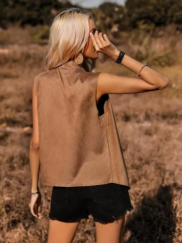 Vista 2 de OYOANGLE Chaqueta tipo cárdigan de gamuza hippie sin mangas con cuello abierto para mujer
