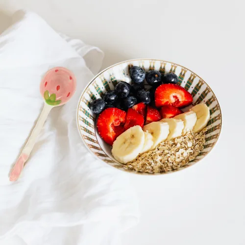 Vista 3 de Housoutil Juego de 2 cucharas de cerámica de fresa de mango largo con patrón de frutas para café, té, yogur, helado, cubiertos de cocina