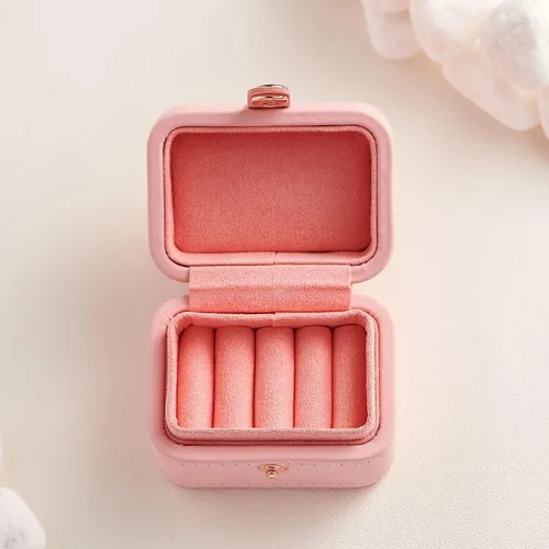 Vista 3 de Newshe - Caja de anillos de boda de cuero pequeño joyero de viaje para anillos mini organizador de almacenamiento portátil caja de anillos