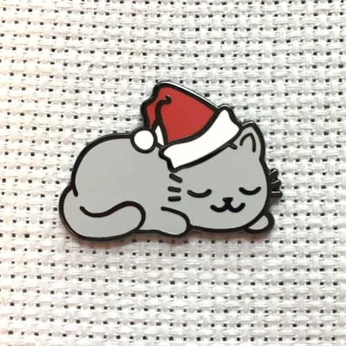 Vista 8 de Sleepy Christmas Kitty en Santa Hat Magnético Esmalte Aguja Minder