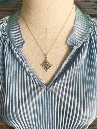 Vista 6 de Jewelry Trends Collar con colgante de nudo celta de buena suerte de plata esterlina de 18 pulgadas, Metal, No es una piedra preciosa