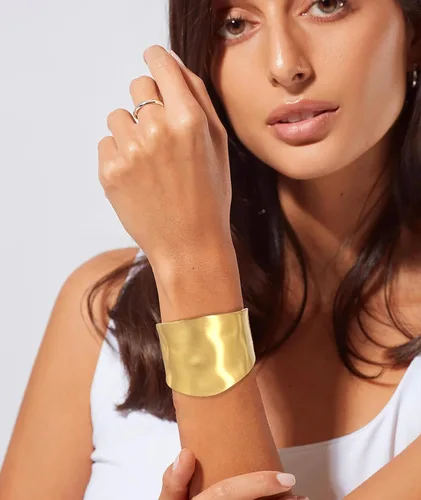 Vista 2 de Brazalete grueso de oro para mujer, pulsera ancha dorada martillada, pulsera de muñeca abierta, joyería de Navidad
