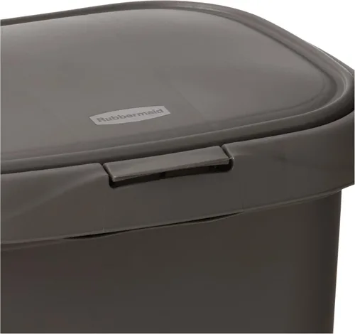 Vista 3 de Rubbermaid Bote de Basura con Tapa de Resorte de 13 Galones Gris de Plástico para Hogar/Cocina/Oficina/Garaje