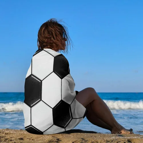 Vista 6 de Toallas de baño de microfibra acogedoras a prueba de arena, sábana de playa compatible con pelota de fútbol, color blanco y negro, toallas de ducha