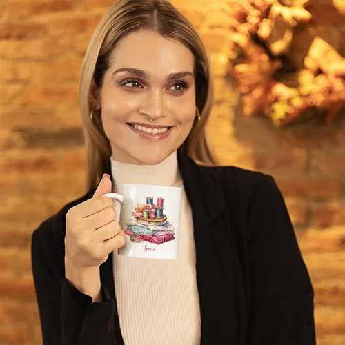 Vista 6 de Taza de café personalizada de pila de tela e hilos, Taza de máquina de coser, Taza de cerámica con nombre personalizado Regalos para amantes