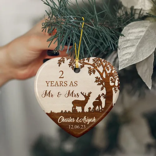 Vista 5 de Adorno de cerámica de 2 años de Navidad 2025, adorno de cerámica personalizado para parejas, regalo para parejas, aniversario, boda, señor Sra.