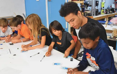 Vista 4 de Circuit Scribe Paquete completo de aula 30 bolígrafos de tinta conductora, 110 módulos Regalo perfecto para futuros inventores Educación