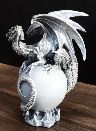 Vista 2 de Ebros Gift Dream Weaver Fantasía Wyrmling Sombra Blanca Fantasma Dragón Dormir En Luna Gris Figura 6" Alto Celestial Drake Dungeons and Dragons