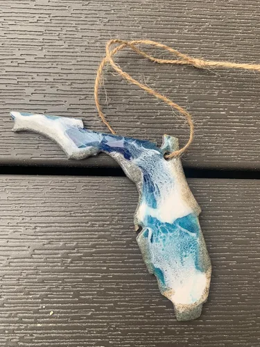 Vista 4 de Adorno navideño de Florida, arte de resina hecho a mano es único en su clase, adorno de Navidad estatal con arena real y olas del océano