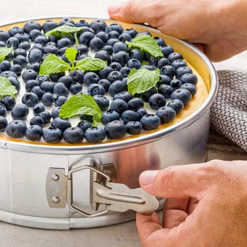 Vista 3 de Restaurantware Met Lux - Molde redondo para tartas de 9 pulgadas, 1 molde desmontable – pestillo de liberación inferior extraíble, bandeja