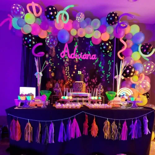 Vista 3 de Tiras de luz LED negras de 6.6 pies, 120 tiras LED UV a pilas para fiesta brillante, Halloween, vidrio, póster, pintura, batería no incluida