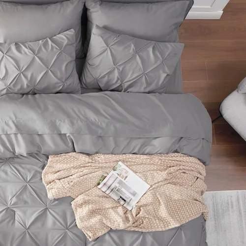 Vista 4 de Bedsure - Juego de edredón tamaño individual gris - Ropa de cama tamaño individual en una bolsa de 5 piezas, juego de cama Pintuck GentleSoft™