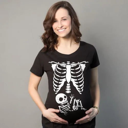 Vista 10 de Playera de disfraz para Halloween, diseño chistoso de esqueleto de bebé, para embarazadas, para madres.