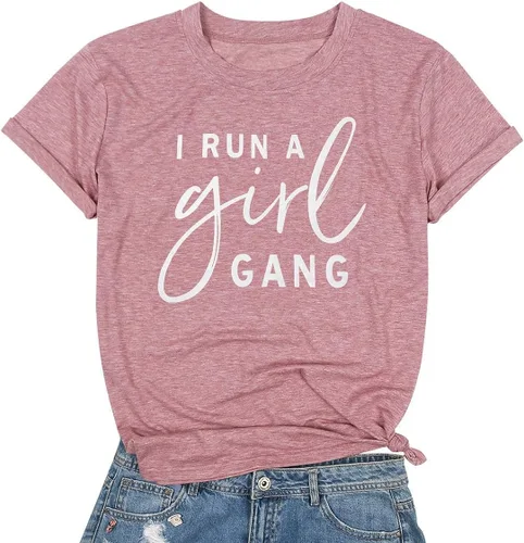 Vista 4 de MOUSYA Camiseta de manga corta con texto en inglés "I Run A Girl Gang" para mujer, camiseta casual de verano para mamá