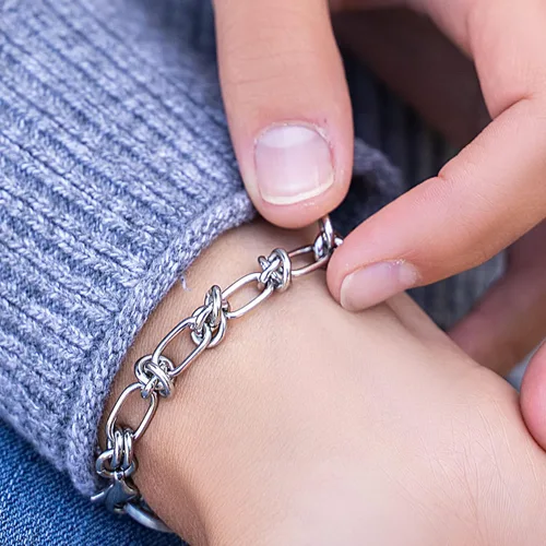 Vista 5 de Divoti Signature Custom Engraved Medical Alert ID Bracelet for Woman