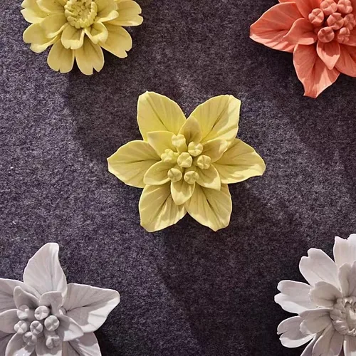 Vista 3 de Arte de pared de cerámica, escultura colgante hecha a mano en 3D, decoración de flores de porcelana (amarillo, gardenia, 2.76 pulgadas)