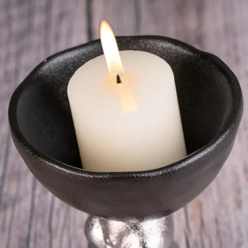 Vista 4 de KAMMAK Portavelas de cerámica con base de figura de conejo plateado, soporte de pedestal festoneado negro mate para velas de pilar, diseño inspirado