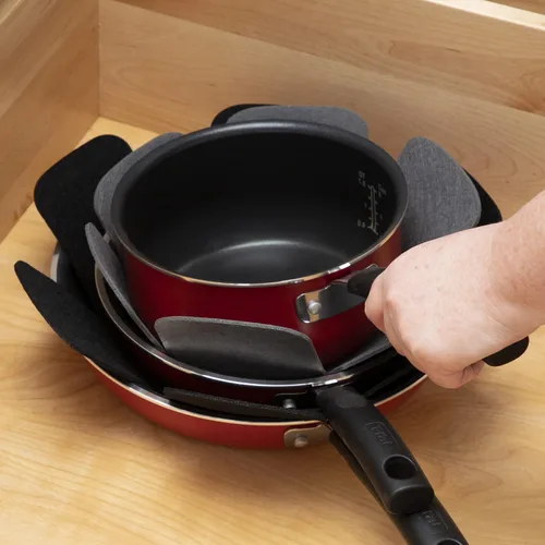 Vista 4 de T-fal Protectores prémium para ollas y sartenes (paquete de 6) para apilar y organizar la cocina, 14, 16, 18 pulgadas, negro y gris