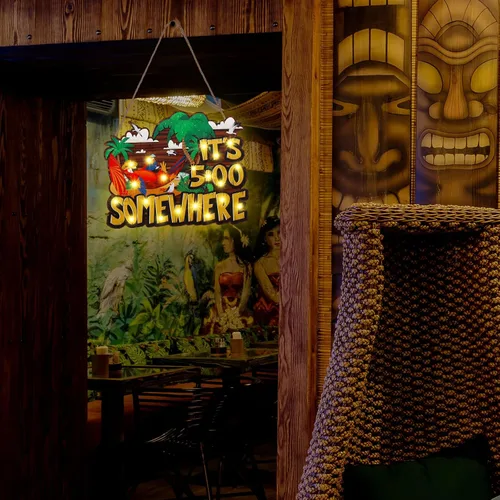 Vista 6 de Qunclay Letrero iluminado con texto en inglés "It's 5: 00" Somewhere, decoración de pared con loro LED, luces de bar, decoración de puerta, arte