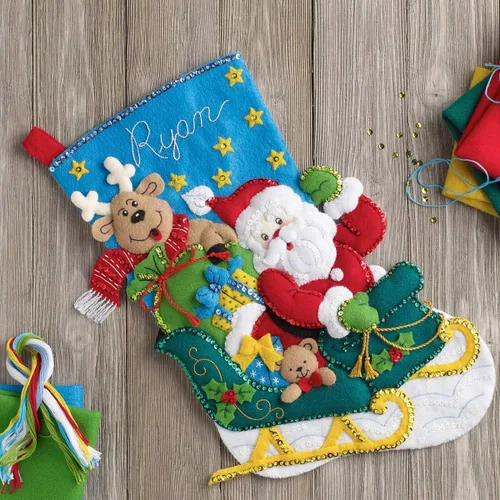 Vista 2 de Bucilla Kit de medias con apliques de fieltro, Santa's Helper, tamaño 18 pulgadas, multicolor