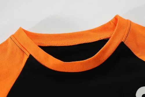 Vista 4 de Camisas de Halloween para niños y niñas, camisetas de manga larga raglán para niños, camisetas de esqueleto de calabaza que brillan en la oscuridad