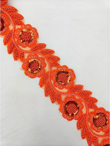 Vista 2 de Elegante ribete de encaje naranja con cuentas, diseño floral con lentejuelas, ideal para realzar el vestido, cuentas plateadas, cristales
