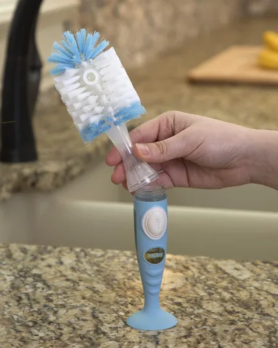 Vista 4 de Nuby Cepillo para botella de cerdas suaves y duraderas con asas texturizadas y base de succión, sistema 2 en 1, color azul