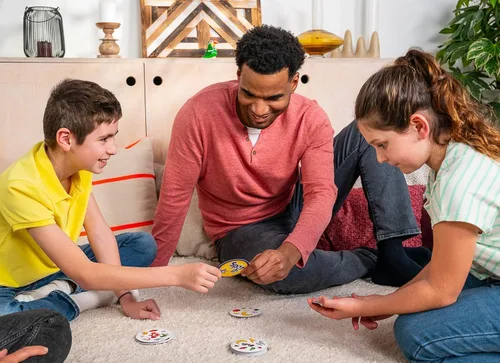 Vista 6 de Asmodee Spot It! Juego de cartas clásico (actualización 2024) - Edición con funda ecológica, juego de percepción visual 5 en 1 para reflejos rápidos