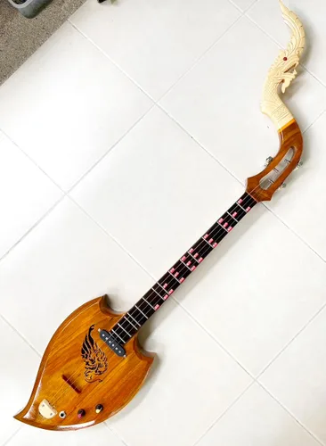 Vista 4 de Isarn Phin Acústica Eléctrica 3 Cuerdas, Instrumento Musical Tailandés Lao Guitarra, Pin118 Musical Clásica Tailandesa Tradicional, Marrón (Pin106)
