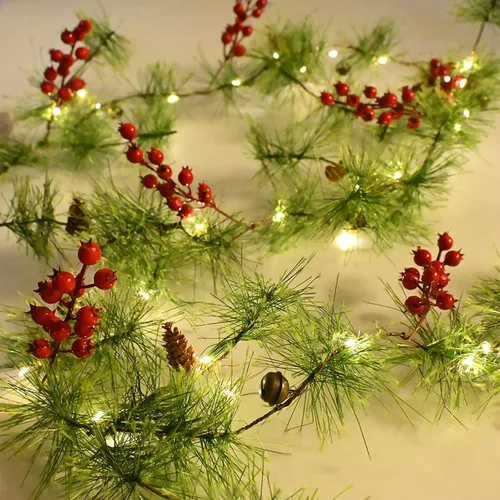 Vista 7 de Guirnaldas de Navidad ChiRee de 2.00 m con 30 luces LED, guirnaldas de pino ahumado con luces, funciona con pilas, guirnalda de conos de pino