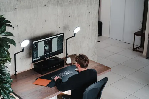 Vista 6 de LUME CUBE Edge 2.0 - Lámpara de escritorio LED Luz de escritorio regulable para oficina en casa con puerto de carga USB y brazo oscilante fuerte