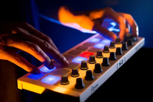 Vista 4 de Arturia - BeatStep - Controlador MIDI compacto y secuenciador con software creativo para grabación - 16 blocs, 16 codificadores