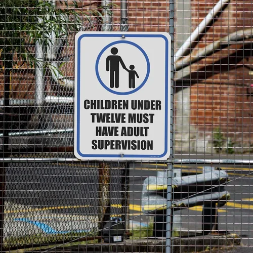 Vista 3 de Honey Dew Gifts Señal de seguridad para niños, niños menores de doce años debe tener supervisión de adultos de 9 x 12 pulgadas, letrero de seguridad