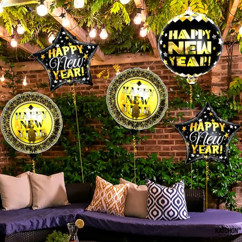 Vista 3 de KatchOn, Globos negros y dorados de Año Nuevo – 18 pulgadas, paquete de 5 Globos de feliz año nuevo para suministros de fiesta de Año Nuevo 2025