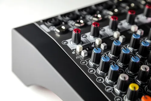 Vista 8 de Allen & Heath ZEDi-10FX - Mezclador de audio híbrido compacto/interfaz USB 4x4 con 61 efectos de calidad de estudio (AH-ZEDi-10FX), Negro
