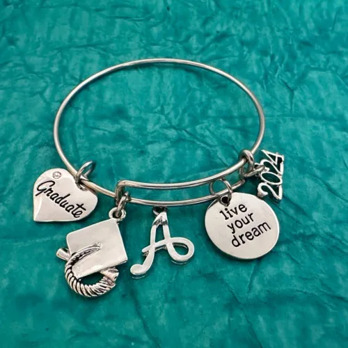 Vista 2 de Infinity Collection - Pulsera de graduación personalizada 2024 con dije de letra - Regalo de graduación, regalo para graduados, edición 2024, Metal