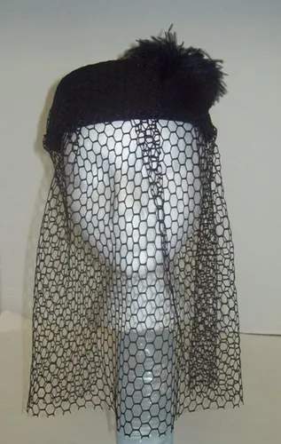 Vista 2 de Sombrero negro con malla tipo velo y plumas
