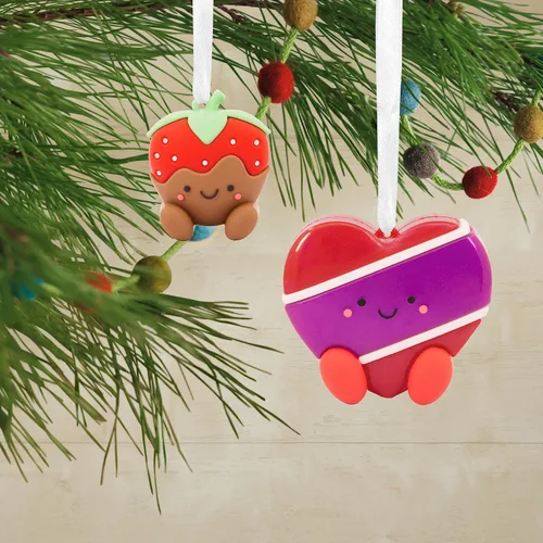 Vista 5 de Hallmark Better Together Adornos Magnéticos de Navidad de Fresa y Chocolate para Árbol, Juego de 2