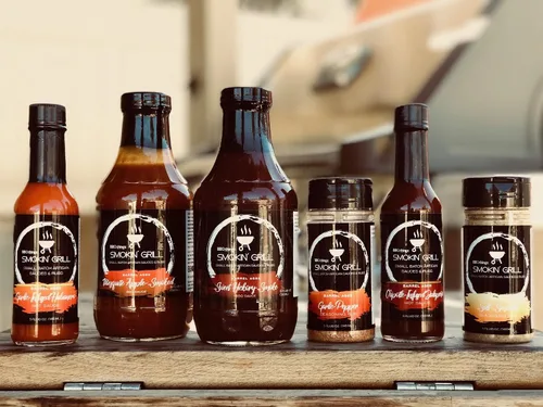 Vista 2 de Salsa picante jalapeño con infusión de chipotle hecha a mano envejecida en barril BBQthingz™