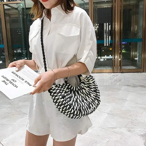 Vista 7 de QTKJ Bolso de mano de paja retro de verano para mujer tejido a mano bolso de hombro bohemio bolso cruzado con asa redonda negro Colorido negro 118x