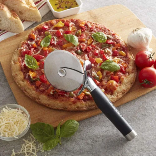 Vista 2 de KitchenAid Rueda de pizza gourmet de acero inoxidable con hoja afilada para cortar fácilmente cortezas de pizza, pasteles y más, protector de dedos