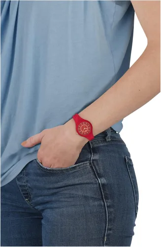 Vista 5 de Versus Versace Reloj de moda Fire Island para mujer. Correa de silicona ajustable y deportiva. Incluye bolsa de regalo de viaje.
