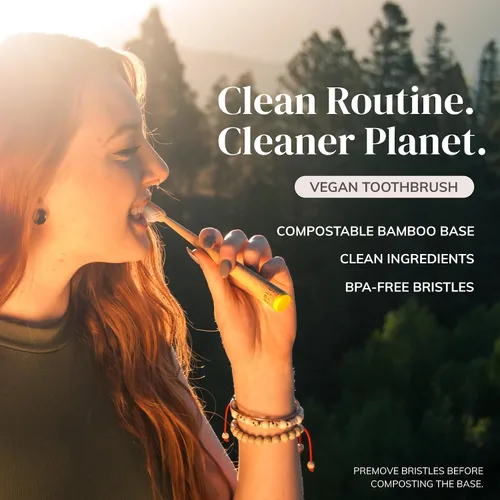 Vista 2 de MABLE Paquete de dos cepillos de dientes de bambú para adultos Cepillos de dientes de cerdas suaves con infusión de carbón Madera natural