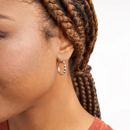 Vista 2 de MORGAN & PAIGE . Aretes de aro de plata de ley 925 bañados en rodio creados en laboratorio alternados de zafiro azul y blanco para mujer, joyería